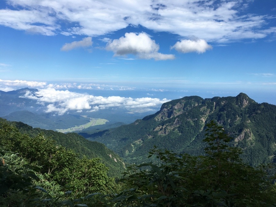 雨飾山より鋸山・日本海を