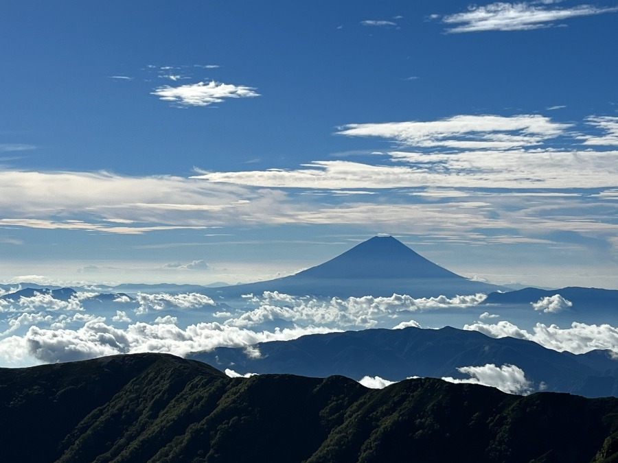 日本で2番目に高い山から望む富士山
