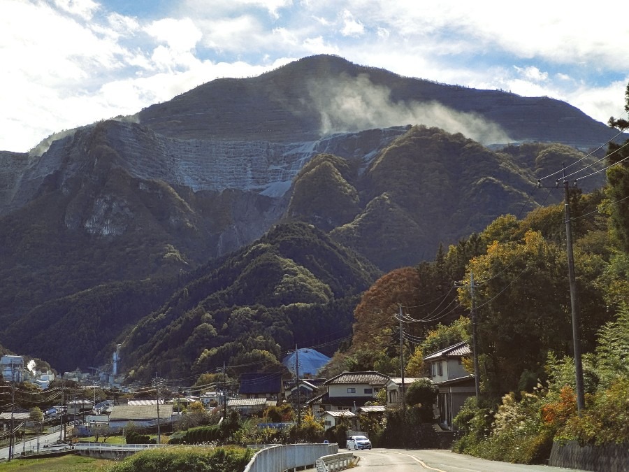 石灰岩採掘中の武甲山