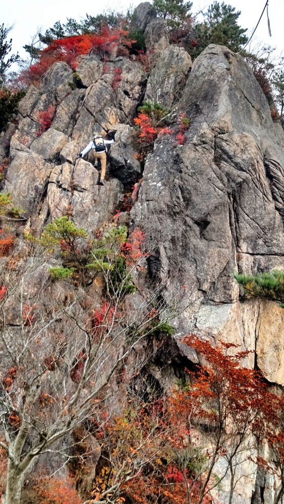 鎖場と紅葉の二ツ箭山