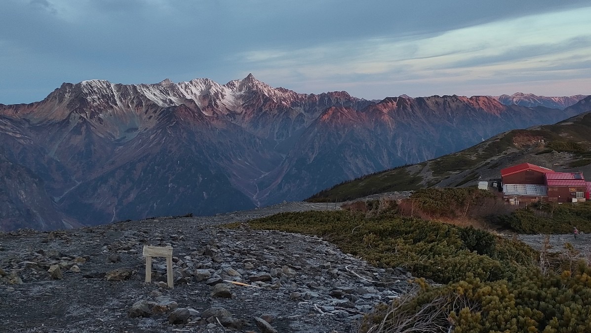 朝陽が登る前のピンクになった穂高連峰