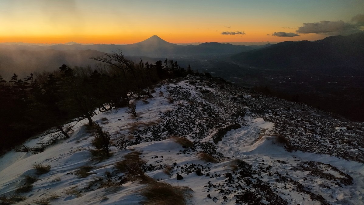 前三ツ頭すぎて振り返る富士山