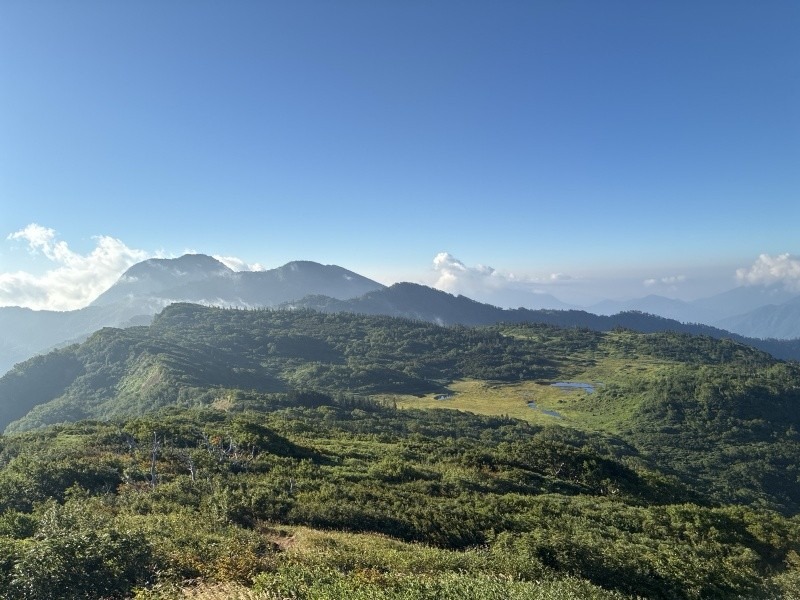 2025年8月31日　火打山の登山道からの天狗の庭と、奥に妙高山