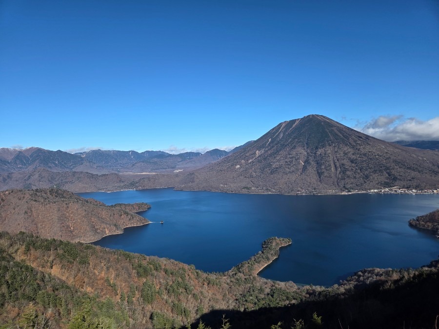 社山から日光男体山を見る
