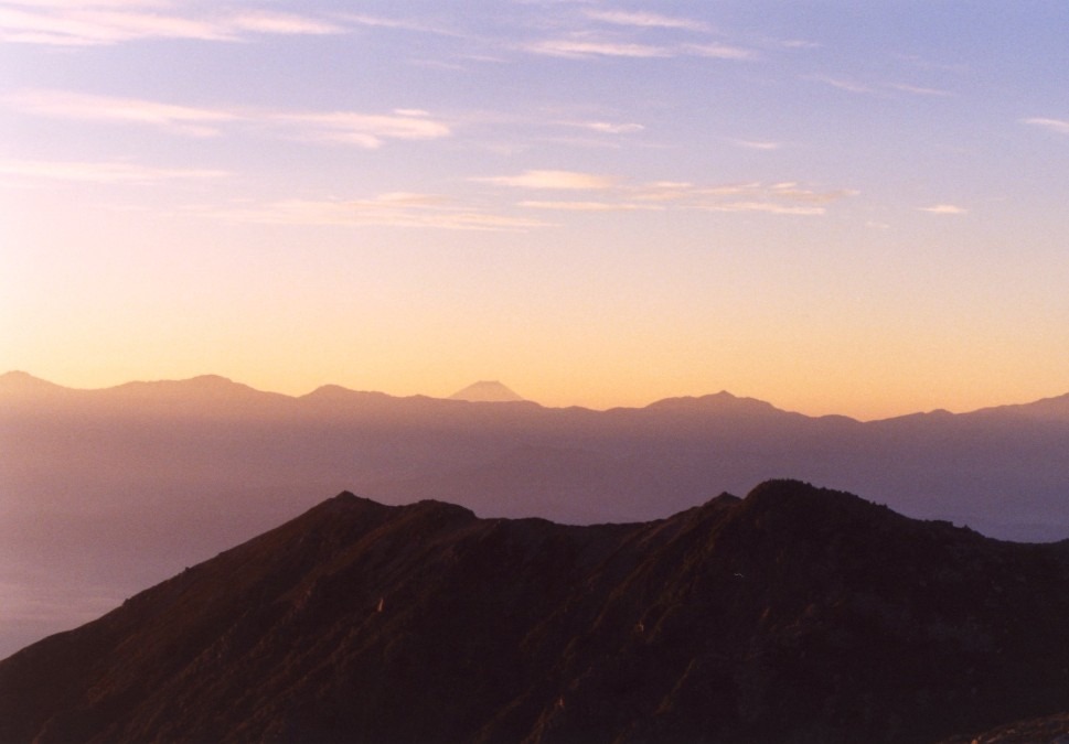 朝の南アルプスと富士山