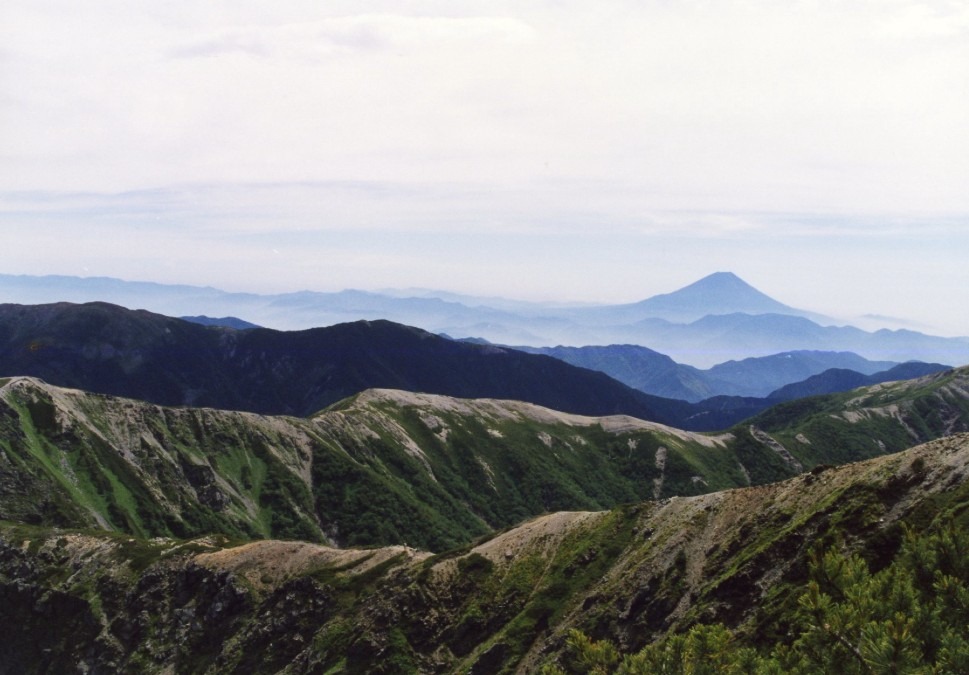 南アルプスから富士山を遠望する